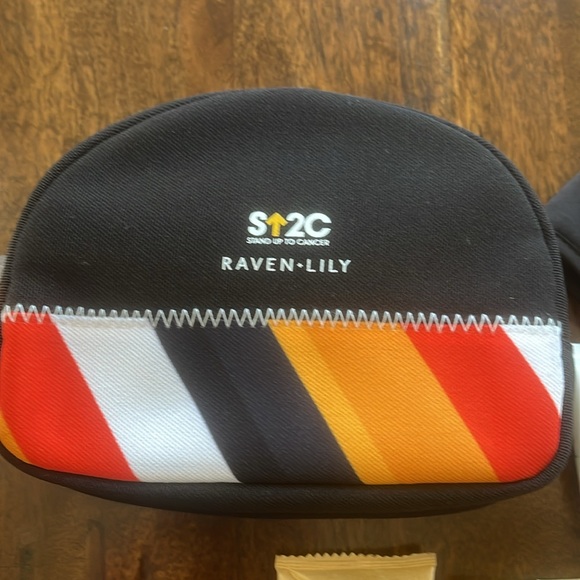 American Airlines Business class amenity kit - Picture 2 of 3